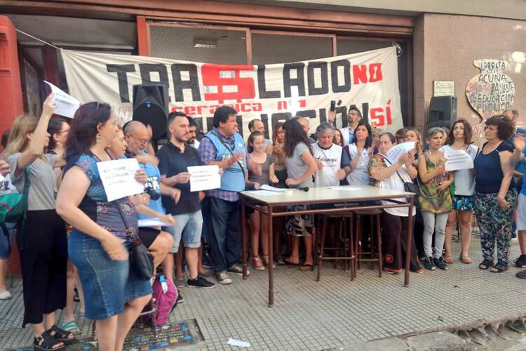 Ayer hubo un abrazo a la Escuela de Cerámica, antes del fallo que benefició a la comunidad educativa.