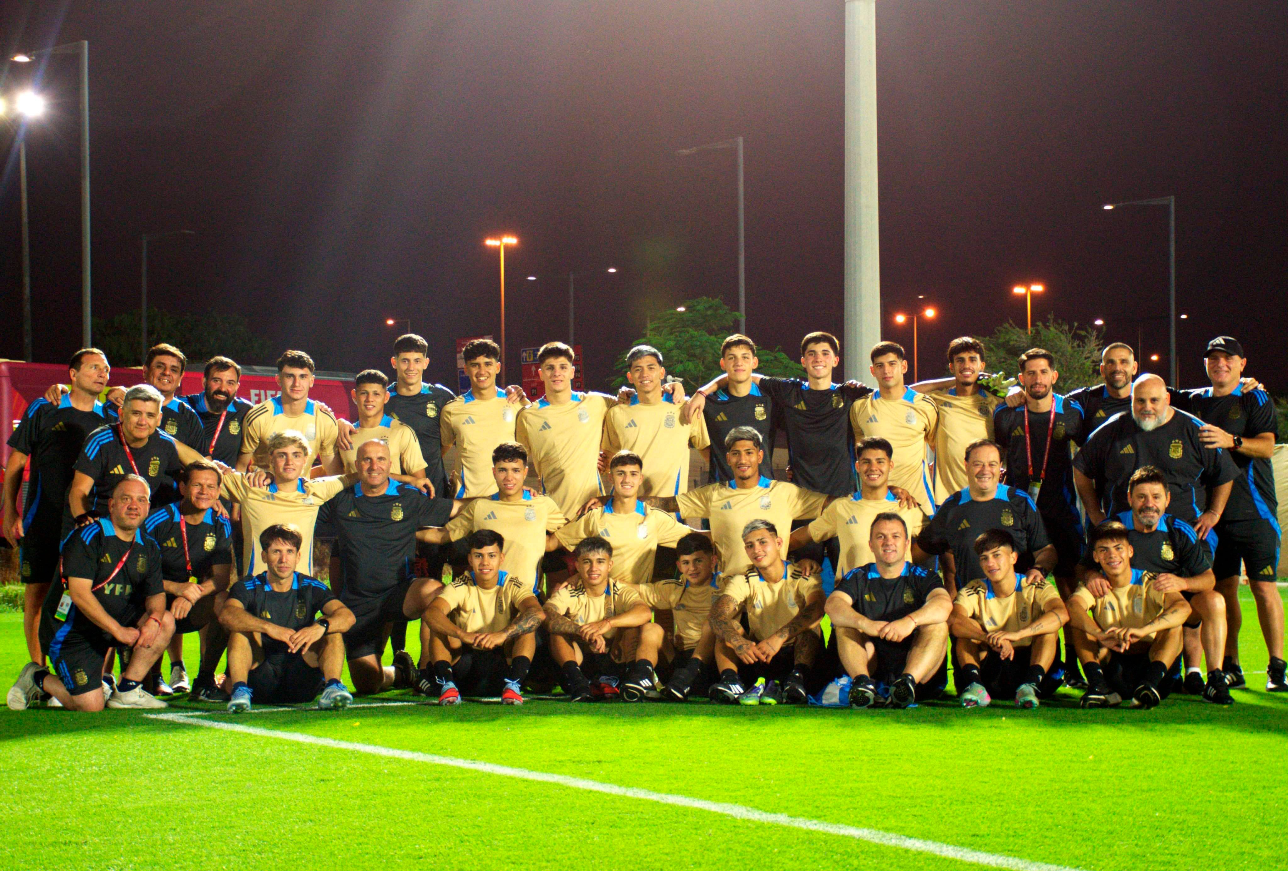 Los "nuevos" pibes de Diego Placente, posando en Qatar