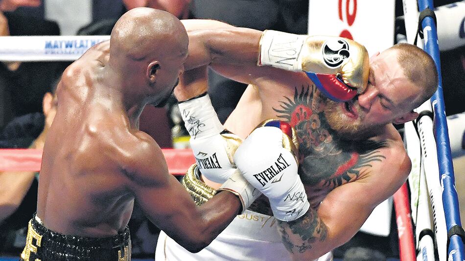 Mayweather tardó tres rounds en tomarle la mano a McGregor, y a partir de ahí descargó sus mejores golpes.