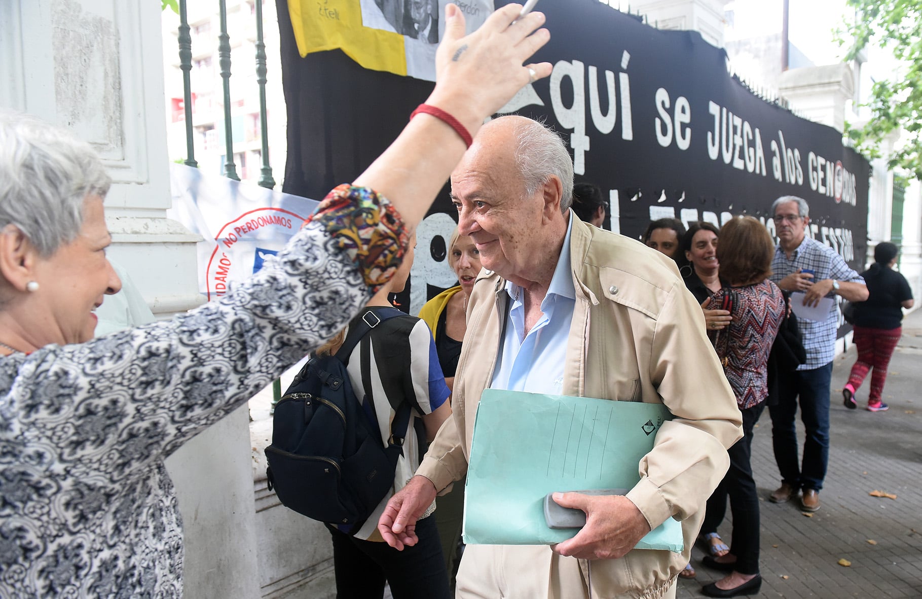 "Fuimos a ver a Feced para aclarar que una bibliotecaria no estaba involucrada y lo encontramos vestido de mujer".
