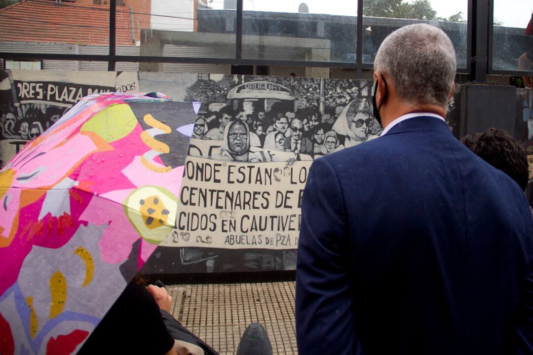 La estación Rivadavia, cercana a la ex ESMA, fue intervenida con murales sobre el terrorismo de Estado.