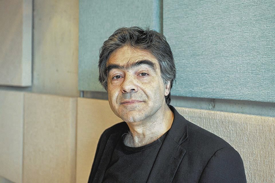 Diego Tatian es doctor en filosofía, ensayista, narrador y docente.