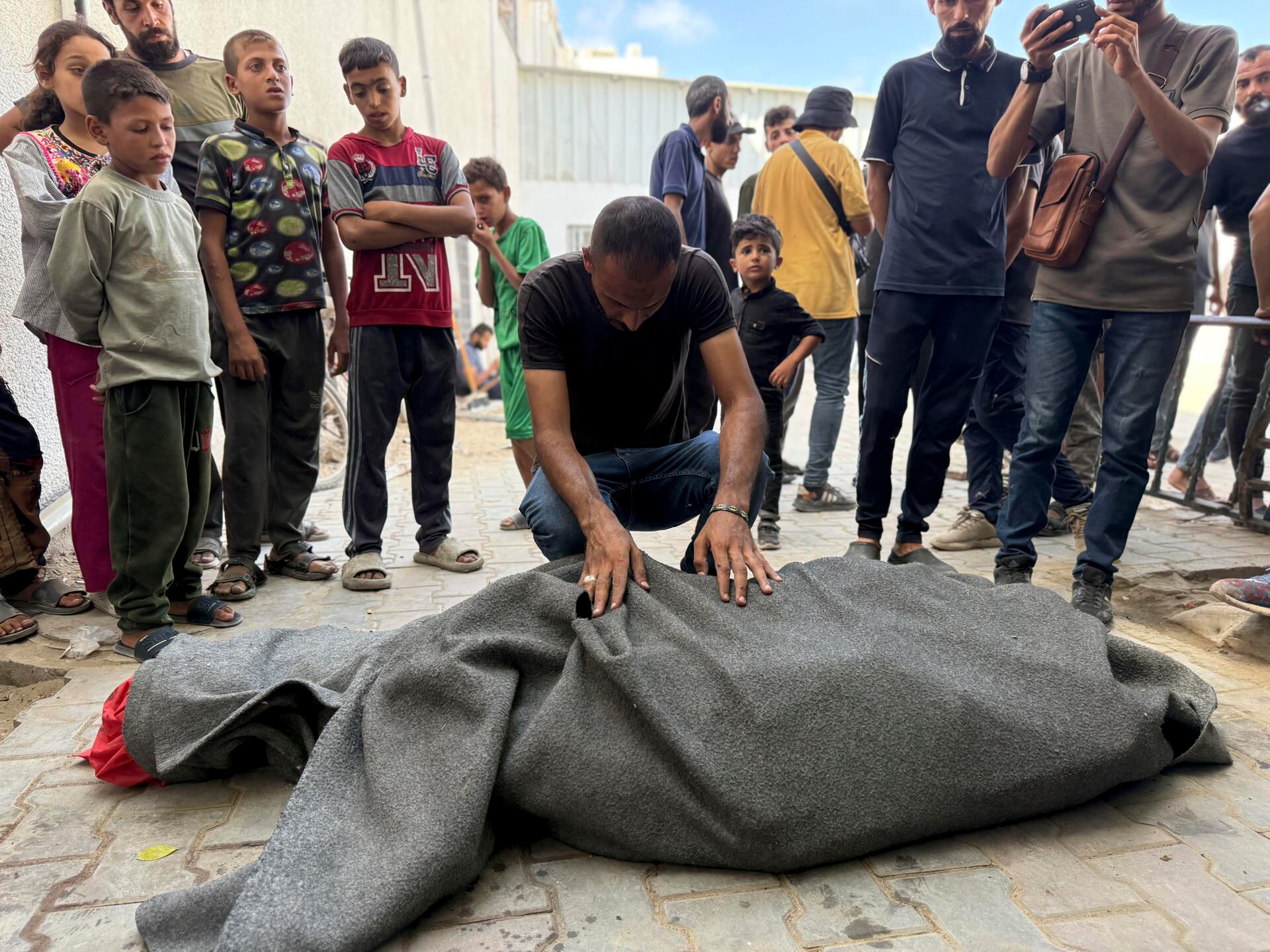 El cadáver de un palestino en el hospital Al Shifa de Franja de Gaza.