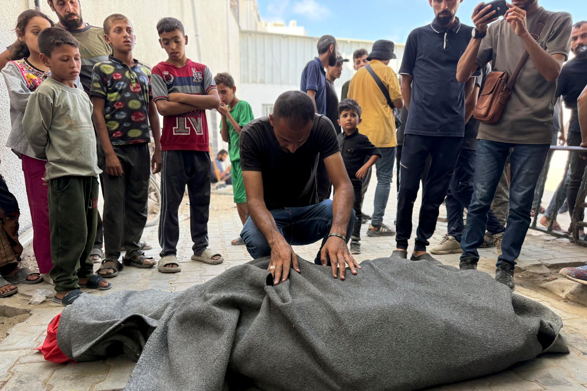 El cadáver de un palestino en el hospital Al Shifa de Franja de Gaza.