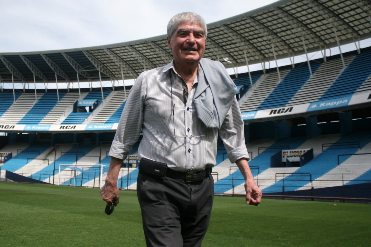 El Chango Cárdenas, ídolo eterno de Racing, en el césped del Presidente Perón.