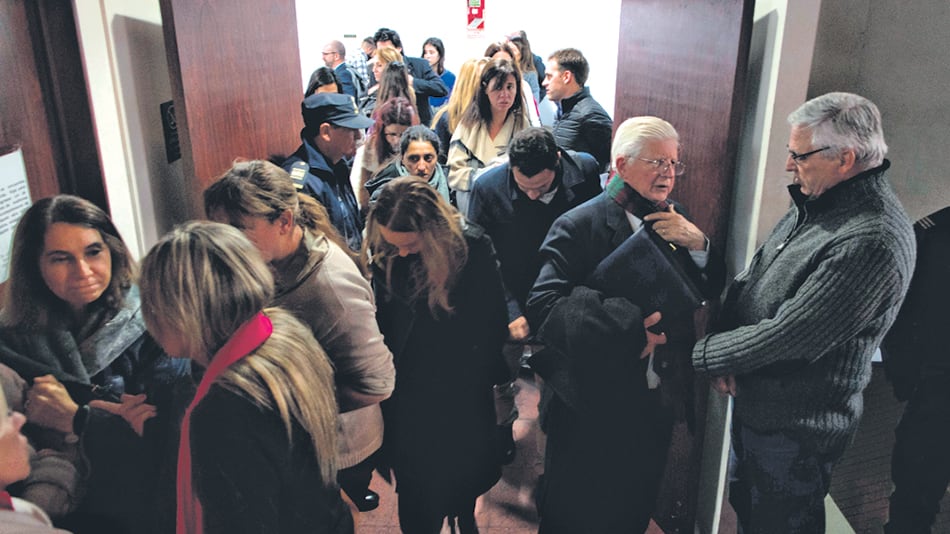La sala del juicio del caso Farré es desalojada para que el jurado debata sobre su veredicto.