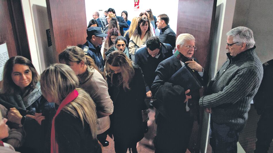 La sala del juicio del caso Farré es desalojada para que el jurado debata sobre su veredicto.