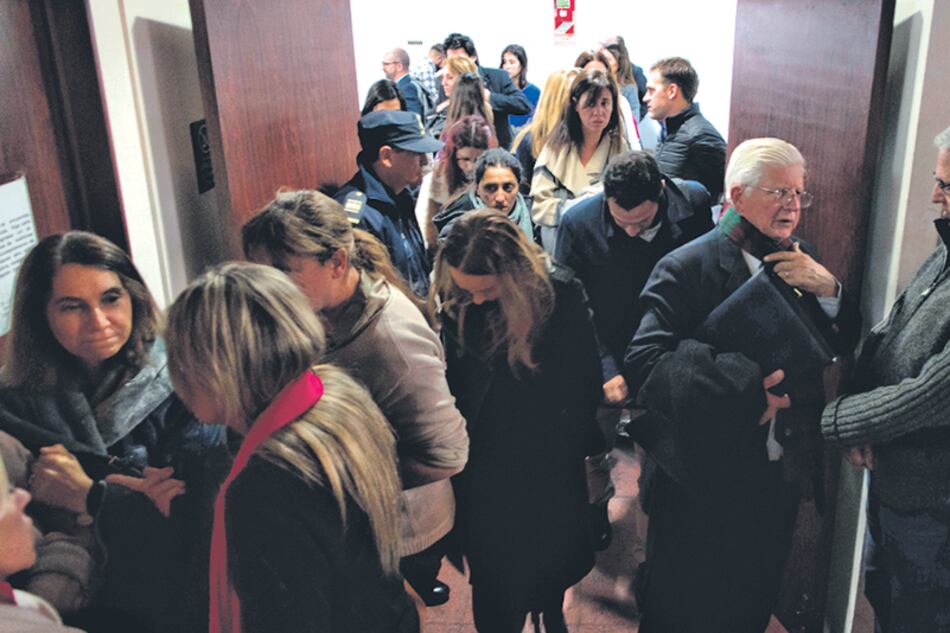 La sala del juicio del caso Farré es desalojada para que el jurado debata sobre su veredicto.