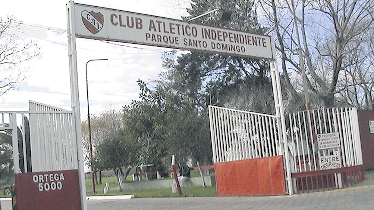 El chico que contó lo que sucedía vive en la pensión del club, en Villa Domínico.