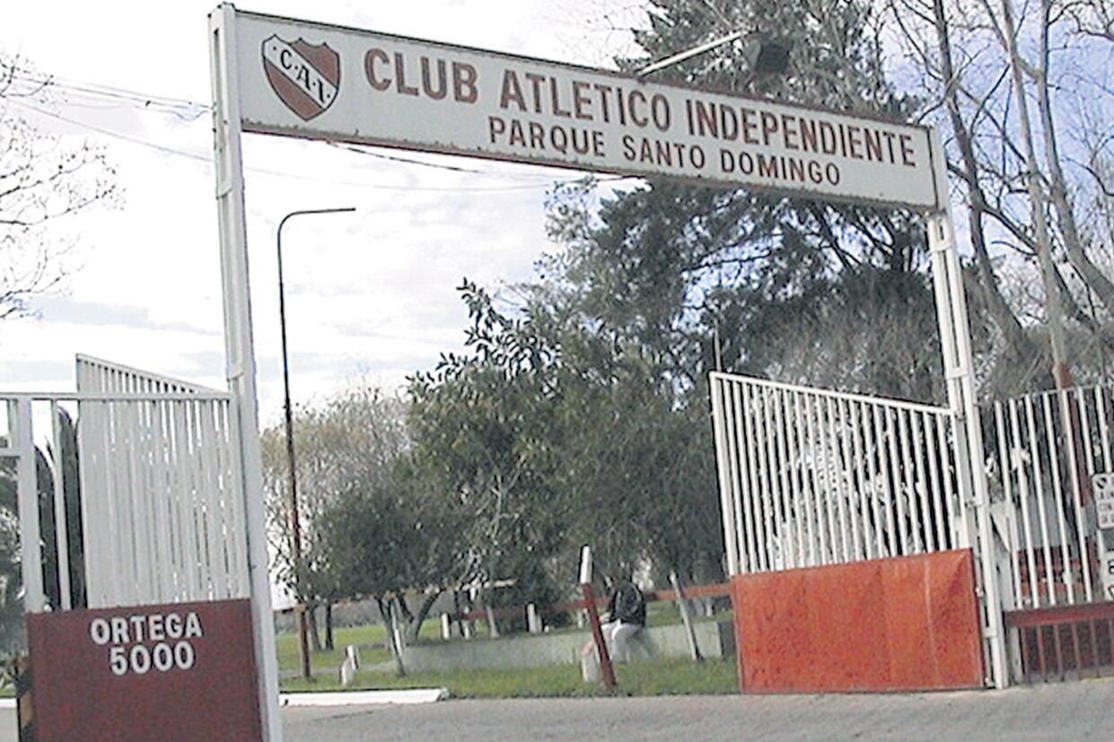 El chico que contó lo que sucedía vive en la pensión del club, en Villa Domínico.