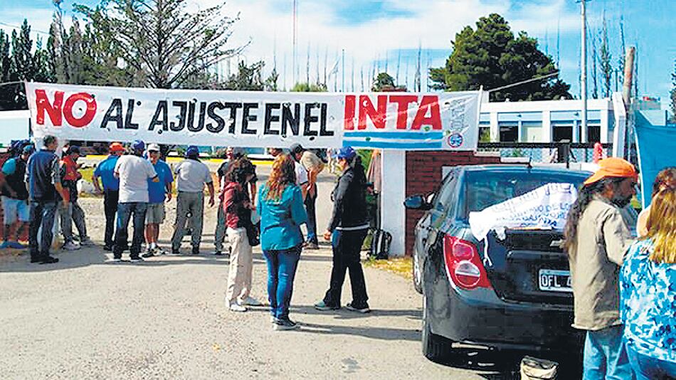Los trabajadores del INTA denuncian despidos y vaciamiento.