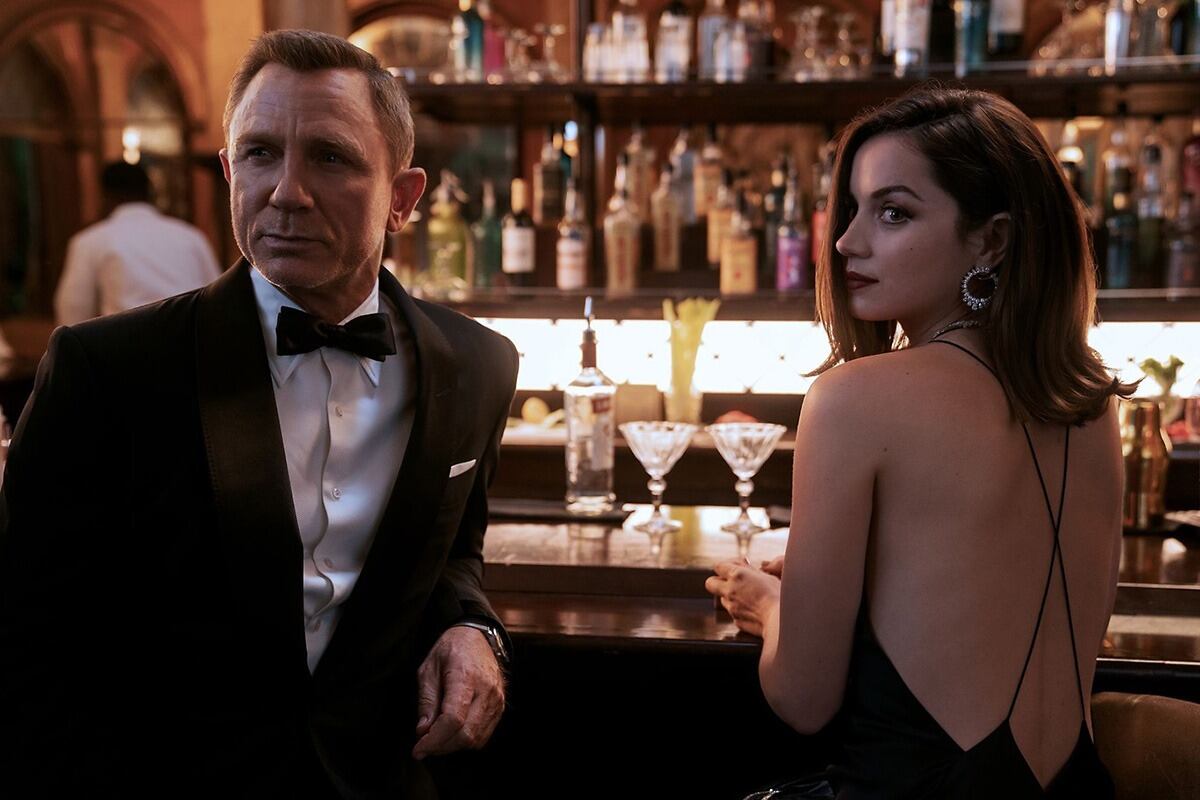 Craig, como James Bond, junto a Ana de Armas.