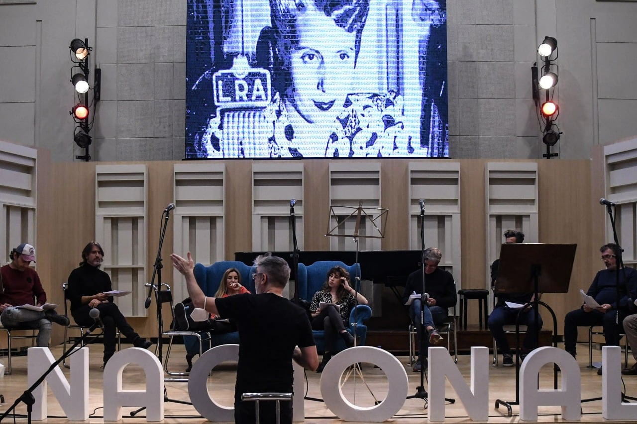 La coproducción de Télam y Radio Nacional recrea el viaje oficial de Eva a Europa.