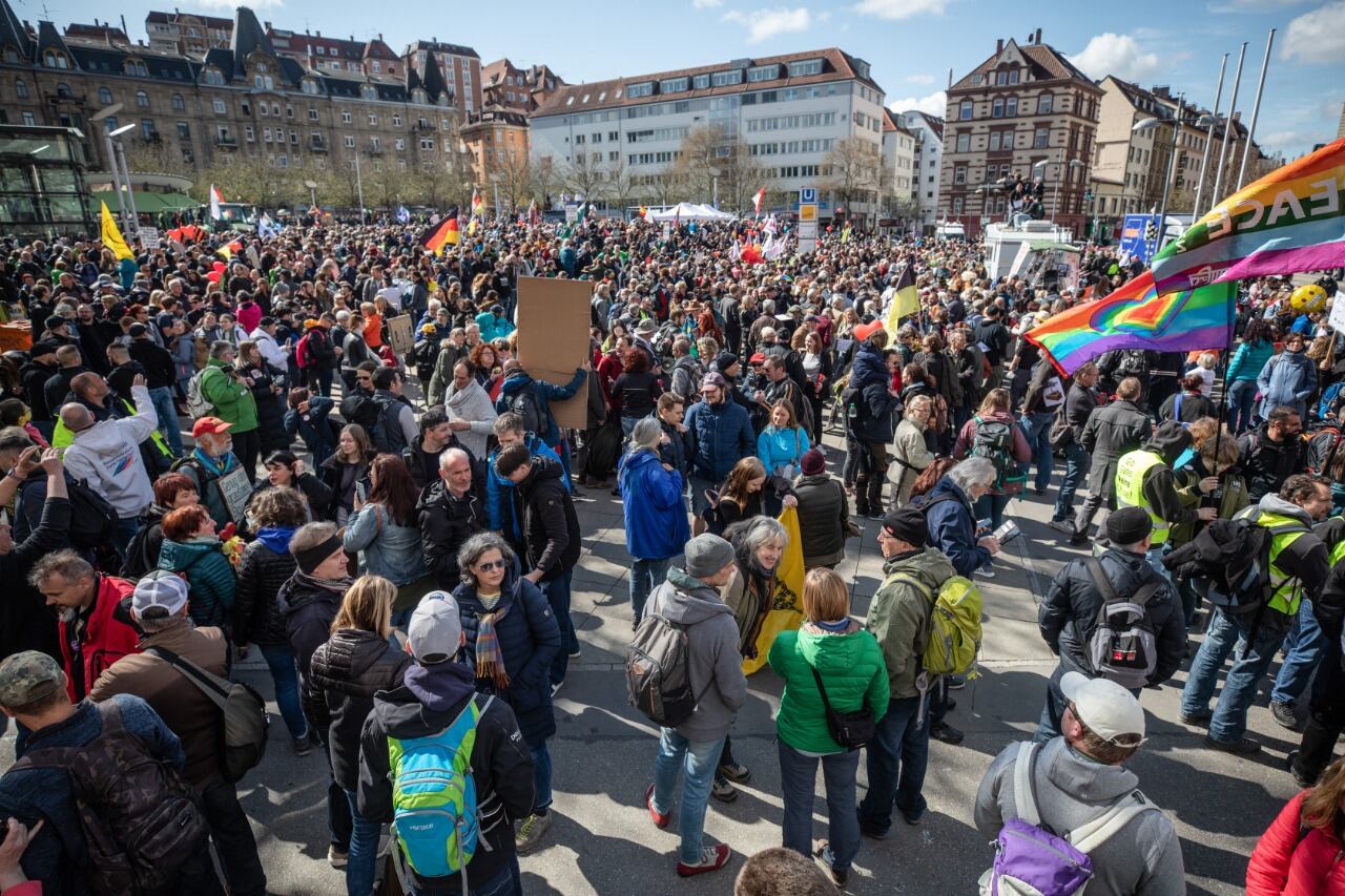 La variopinta protesta en Alemania, mezcla de izquierdas y derechas.