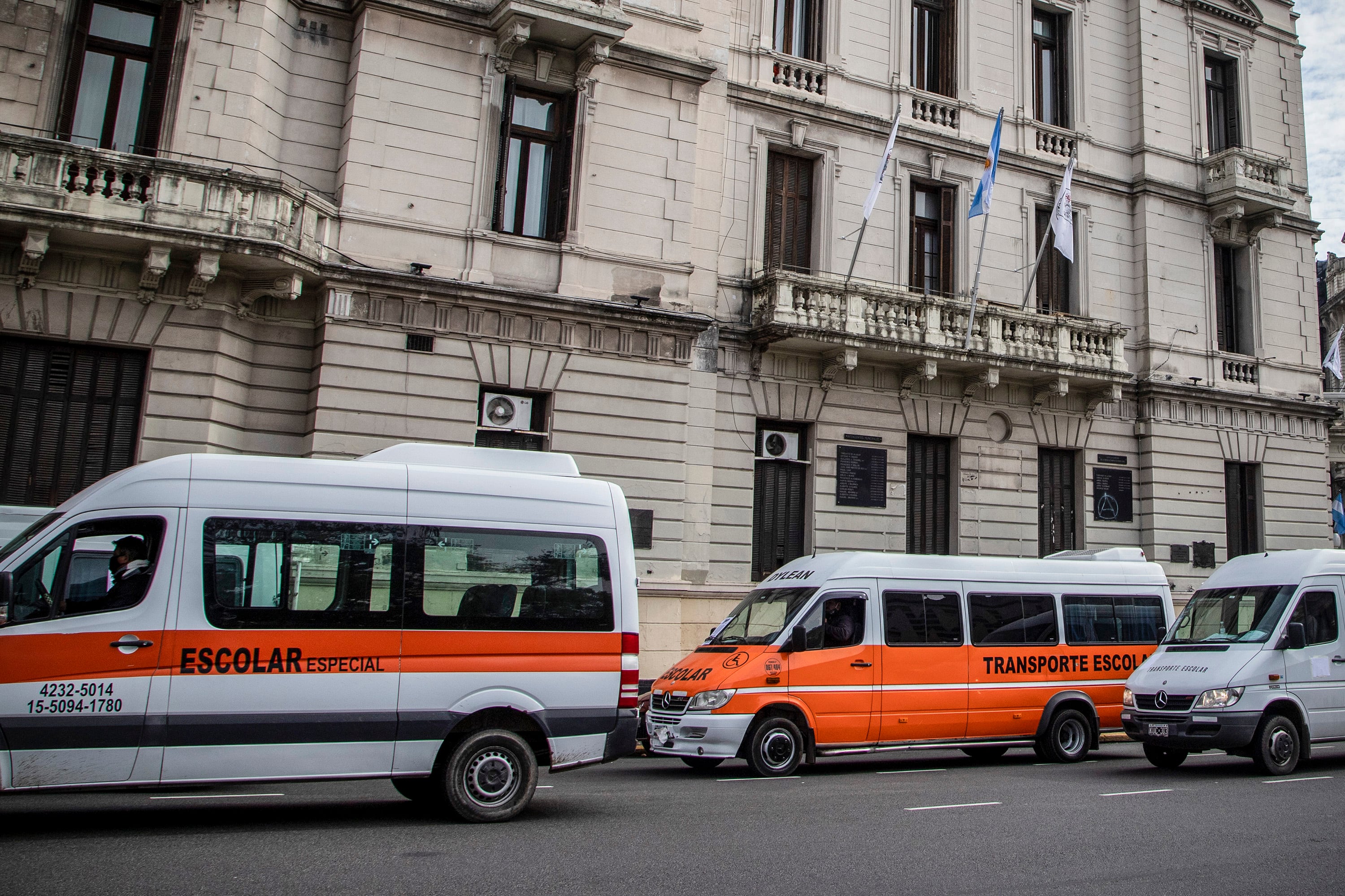 Se estima que el precio promedio del traslado en un transporte escolar es de 98.000 pesos al mes.