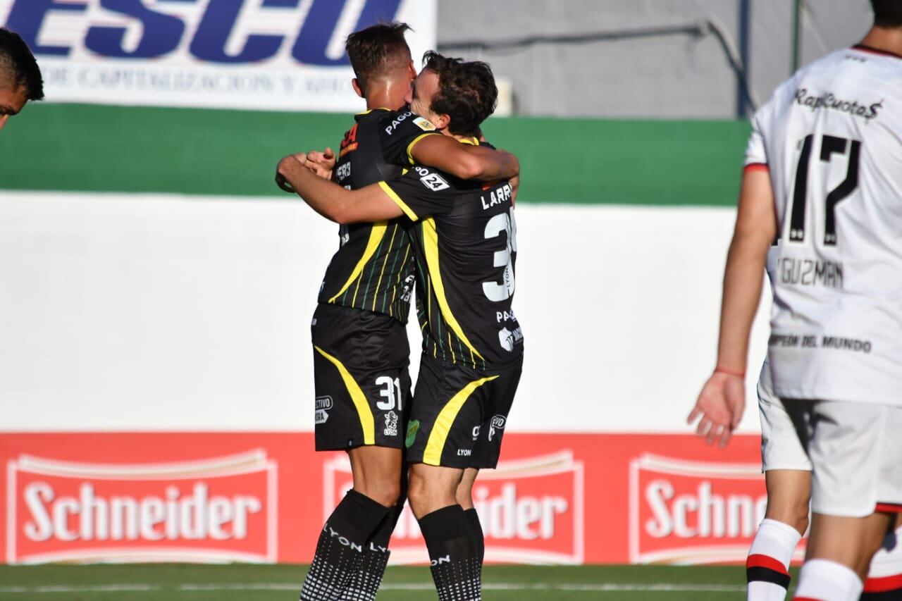 Festejo de gol en Varela.