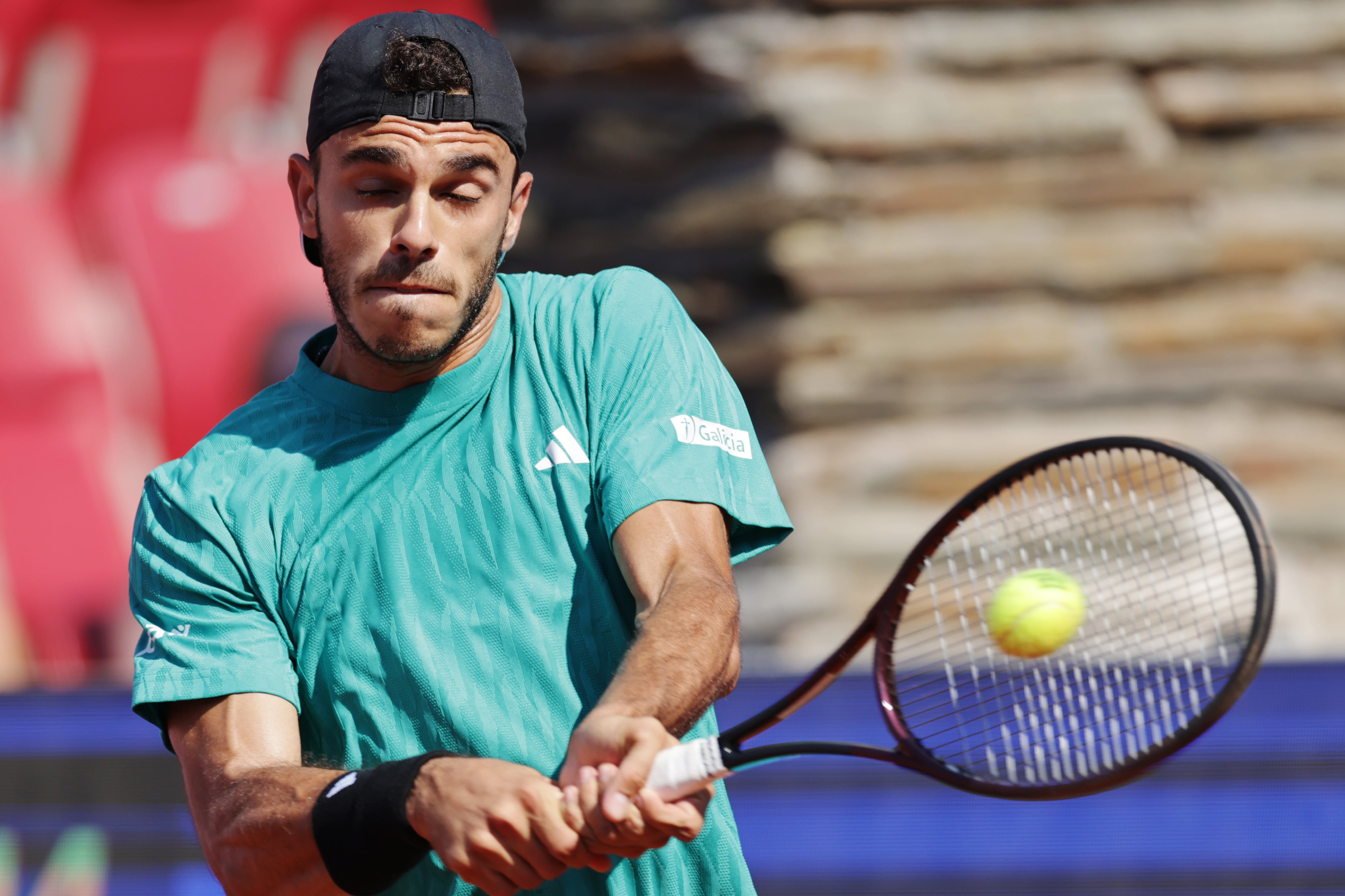 Cerúndolo golpeando de revés