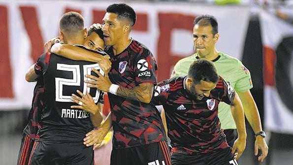 Los jugadores de River felicitan a Ferreira por su tiro libre.