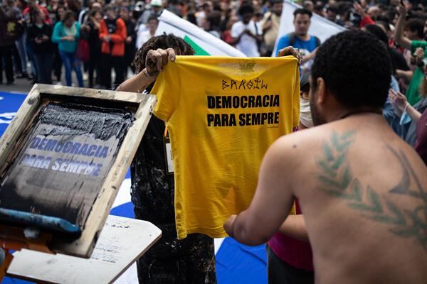 Miles de personas se congregaron este lunes en las principales ciudades del país para repudiar los ataques del domingo.