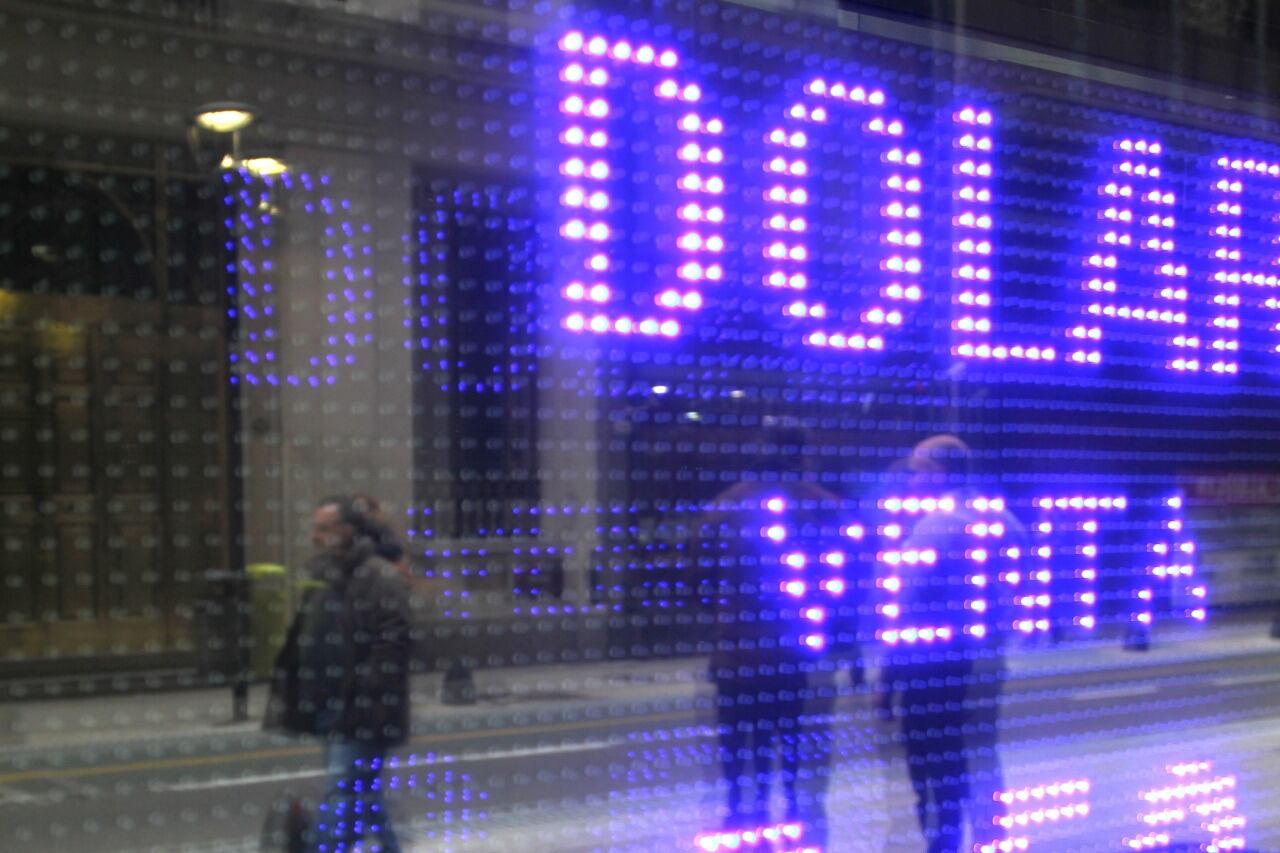 La brecha cambiaria entre el dólar minorista y el contado con liquidación es del 70 por ciento.