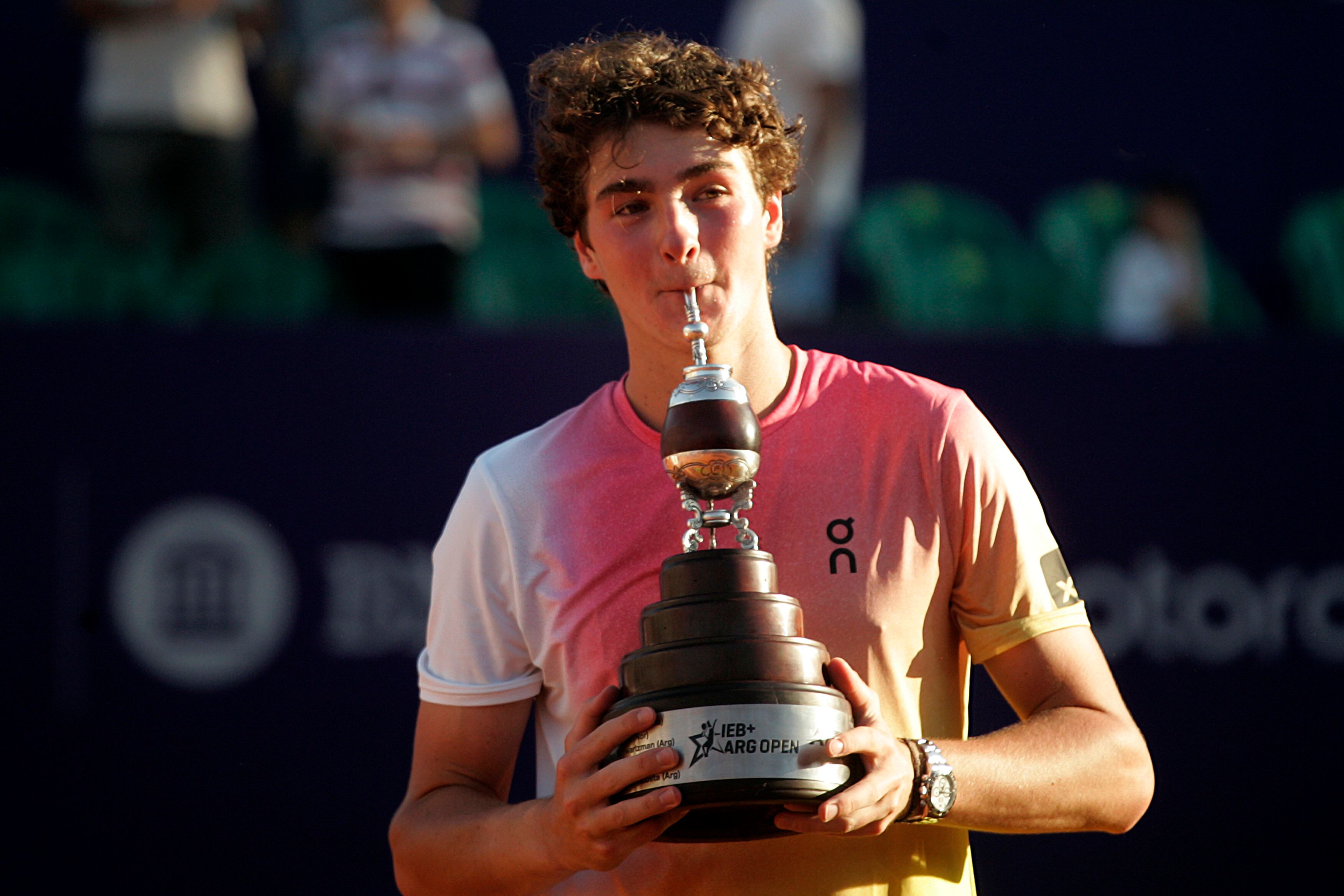 Joao Fonseca, con el trofeo del Argentina Open.