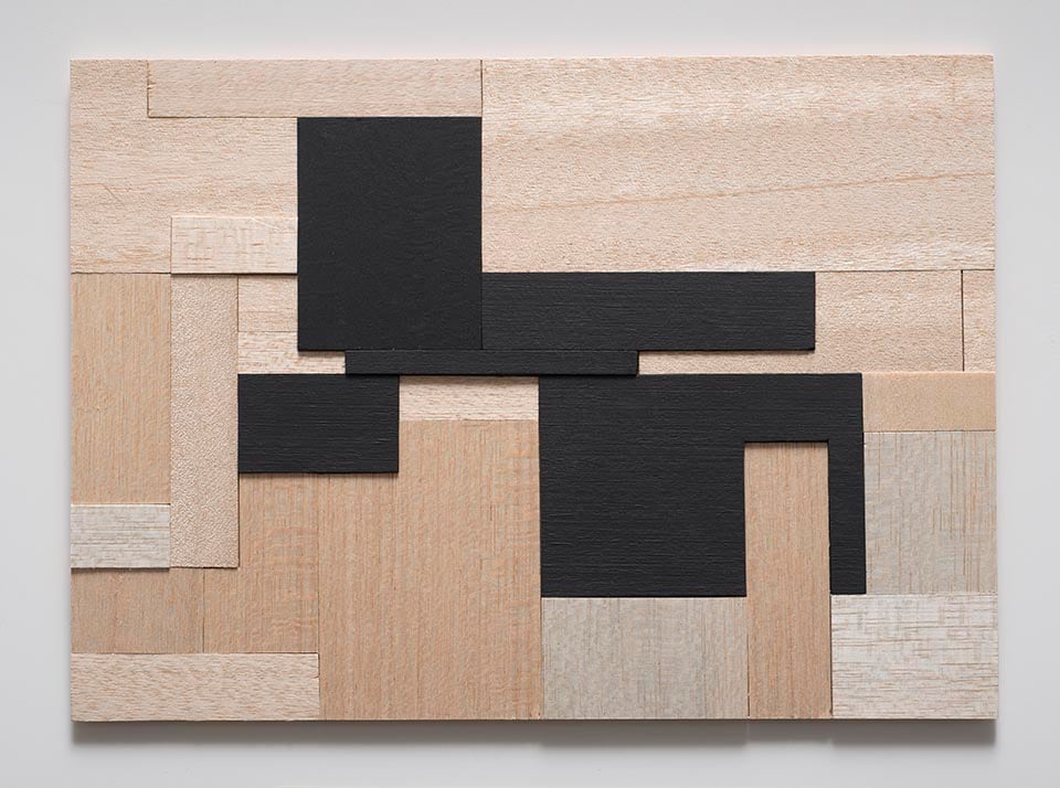 foto 1: Balsa 6", assemblage en madera balsa pintada. Laura Glusman y Andrea Ostera. foto 2: Multicapas 4", pintura, látex acrílico sobre fenólico.