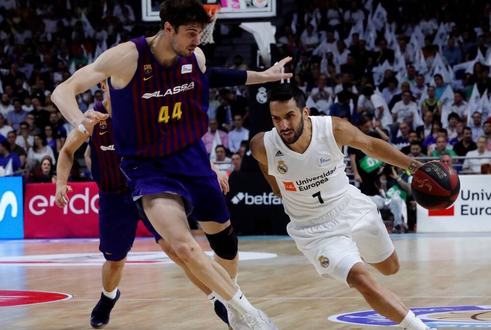 El gigante Ante Tomic marca al gran Facundo Campazzo en un Barcelona-Real Madrid.