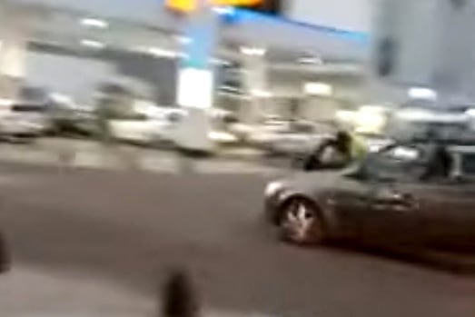 El momento en que el agente de tránsito es embestido por un hombre en Paraná.