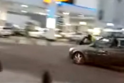 El momento en que el agente de tránsito es embestido por un hombre en Paraná.