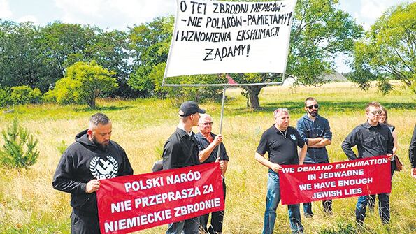Los negacionista de ultraderecha de Obu Narodowo-Radykalnego protestando por el acto.