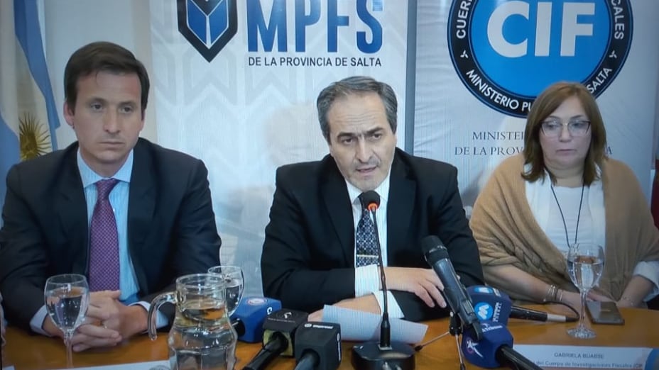 García Castiella, flanqueado por Solá Usandivaras y Buabse. 