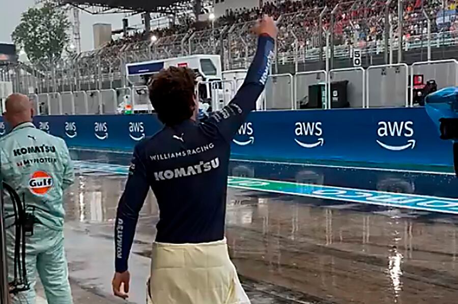 Colapinto saludó varias veces a los hinchas que lo alentaban bajo la lluvia