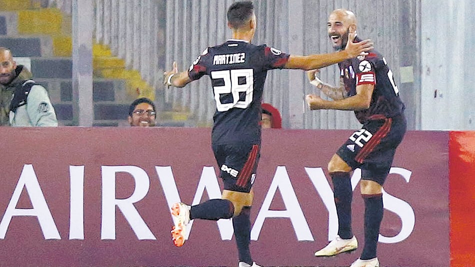 Pinola muestra su alegría por el gol de cabeza durante el primer tiempo.