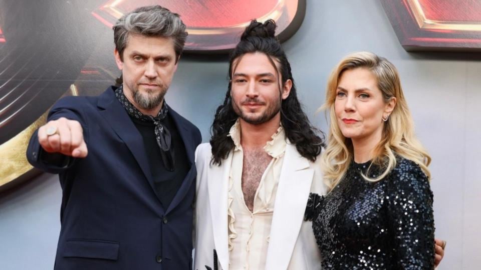 Andy Muschietti, su hermana Bárbara, junato al protagonista de la película, Ezra Miller.