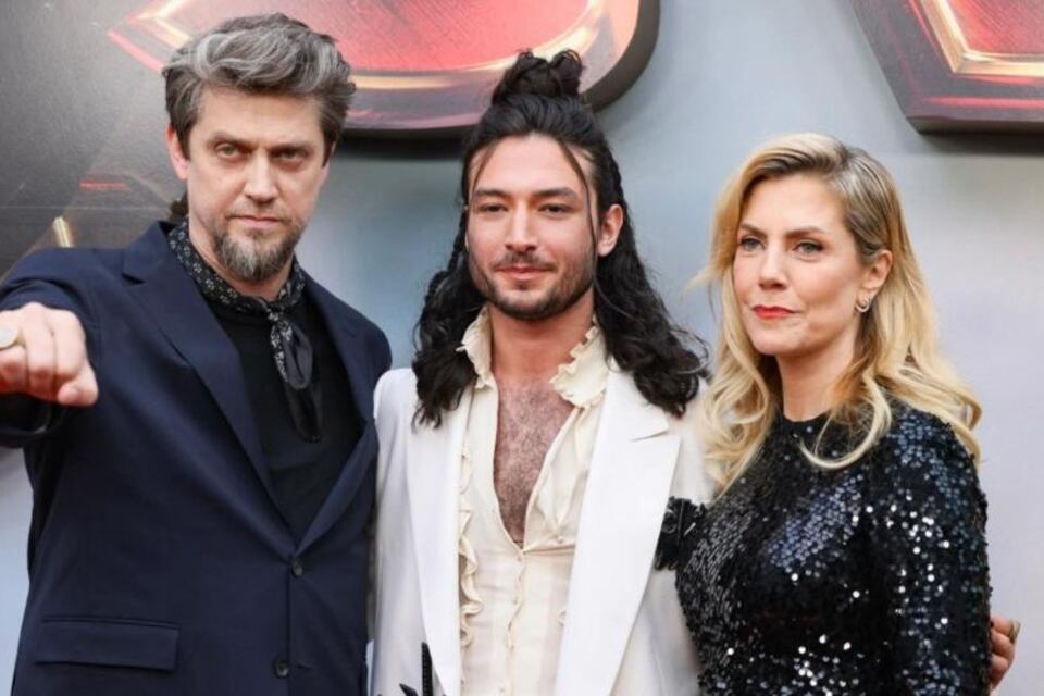 Andy Muschietti, su hermana Bárbara, junato al protagonista de la película, Ezra Miller.