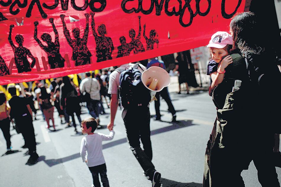 Los prestamistas buscan domesticar a los griegos, que siguen tomando las calles protestando.