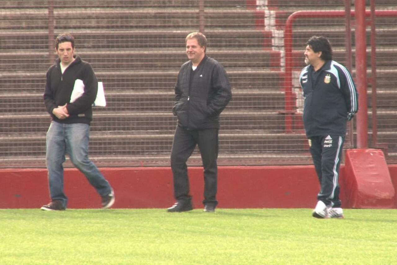 Maradona en el césped de la cancha que lleva su nombre, junto con los realizadores del documental.