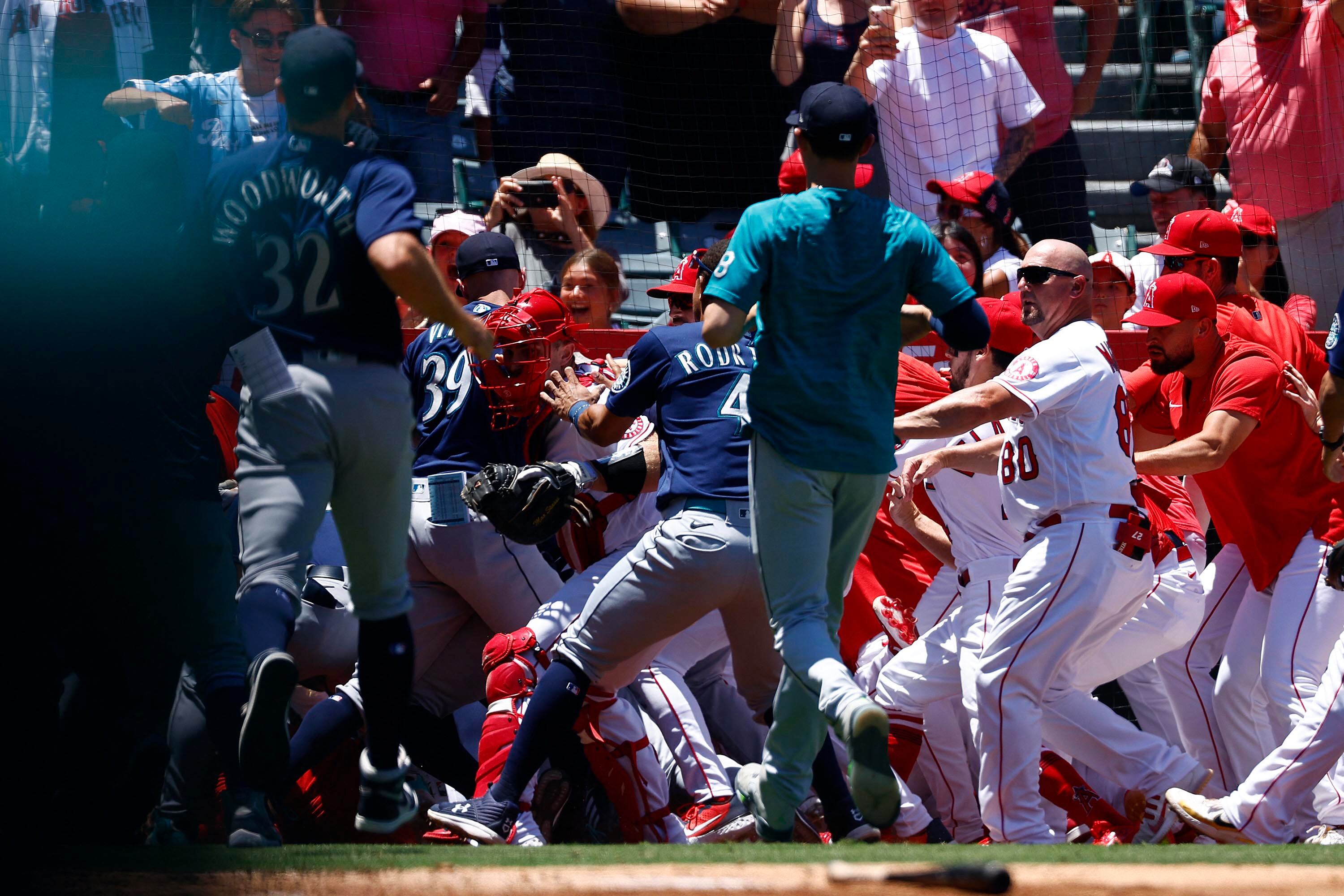 Jugadores de los Angeles Angels y los Seattle Mariners se enfrentaron en una batalla campal.