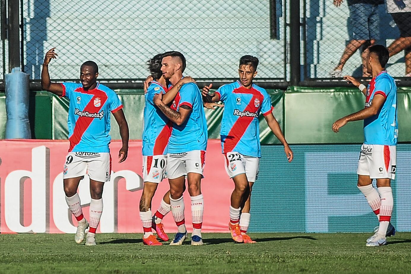 El festejo de Arsenal, por primera vez en casa