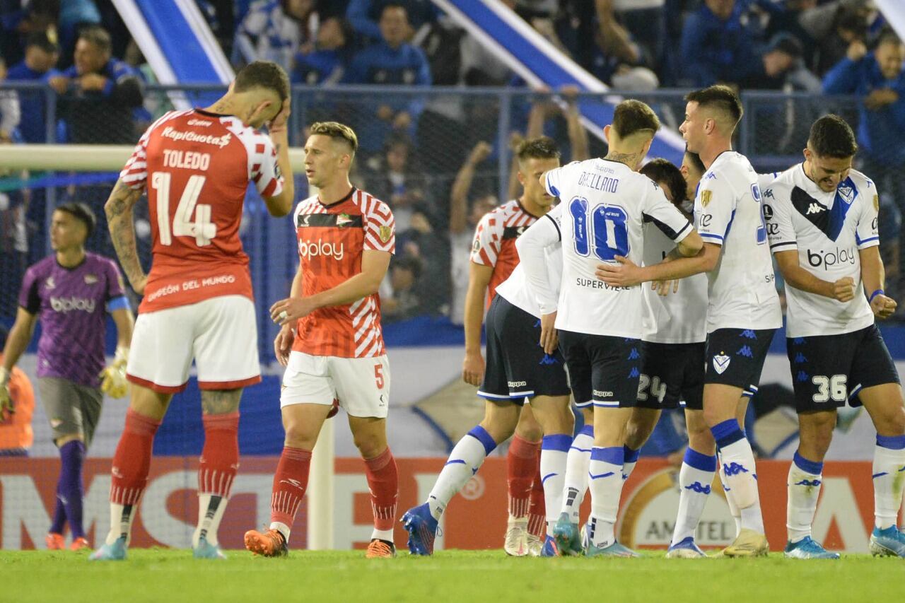 Vélez celebra el éxito ante Estudiantes; ambos pasaron a la próxima fase copera