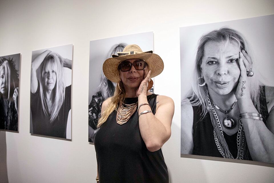 Una de las retratadas, el día de la inauguración, posa junto a su imagen.