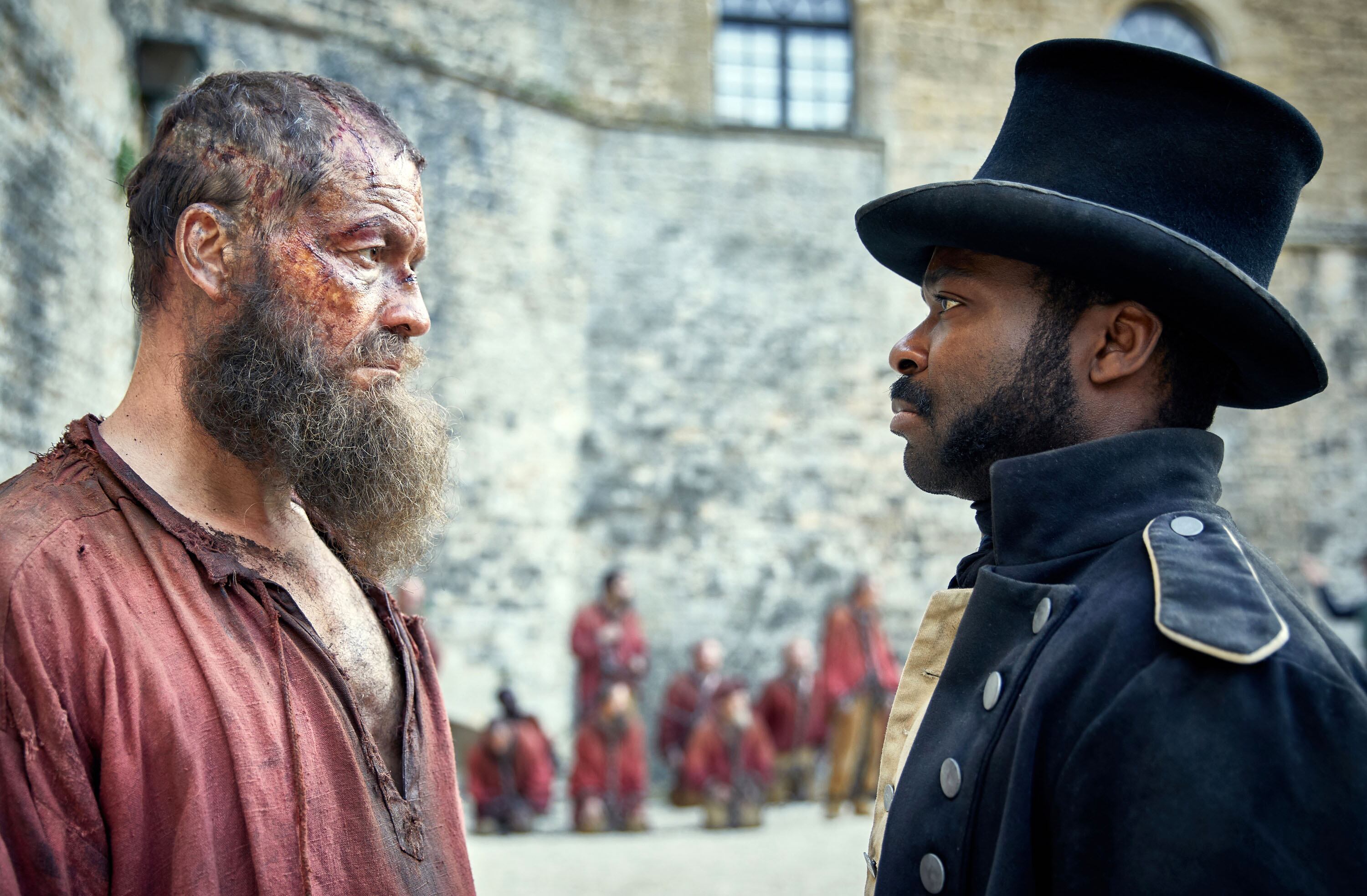 Los dilemas y pesares de Jean Valjean pivotean la trama.