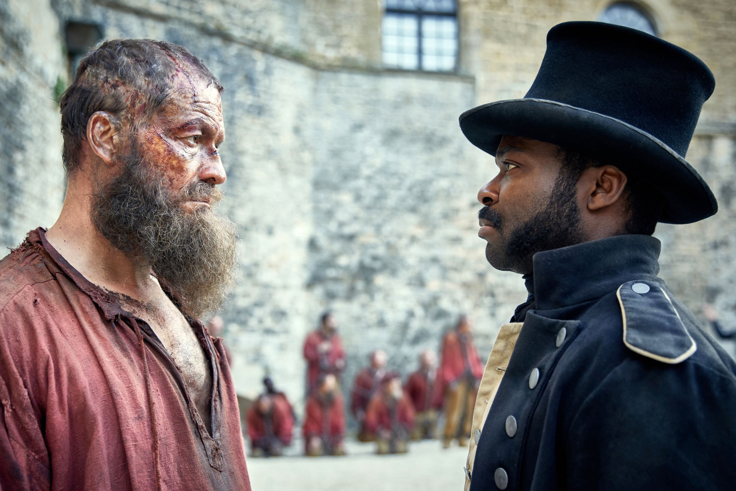 Los dilemas y pesares de Jean Valjean pivotean la trama.