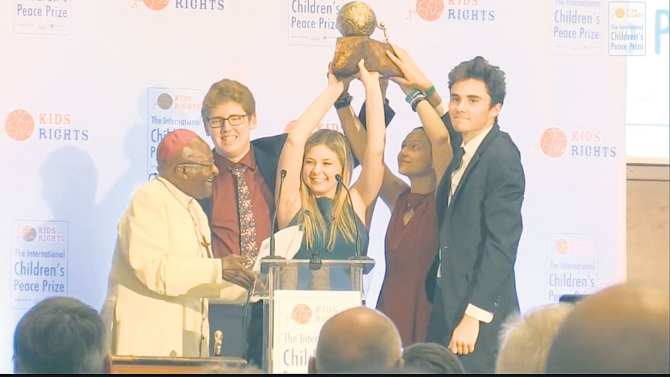 Desmond Tutu entregó el Premio Internacional de la Paz para los Niños a los estudiantes de Parkland.