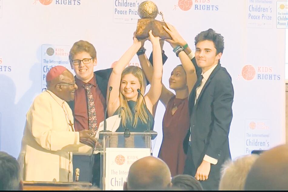 Desmond Tutu entregó el Premio Internacional de la Paz para los Niños a los estudiantes de Parkland.
