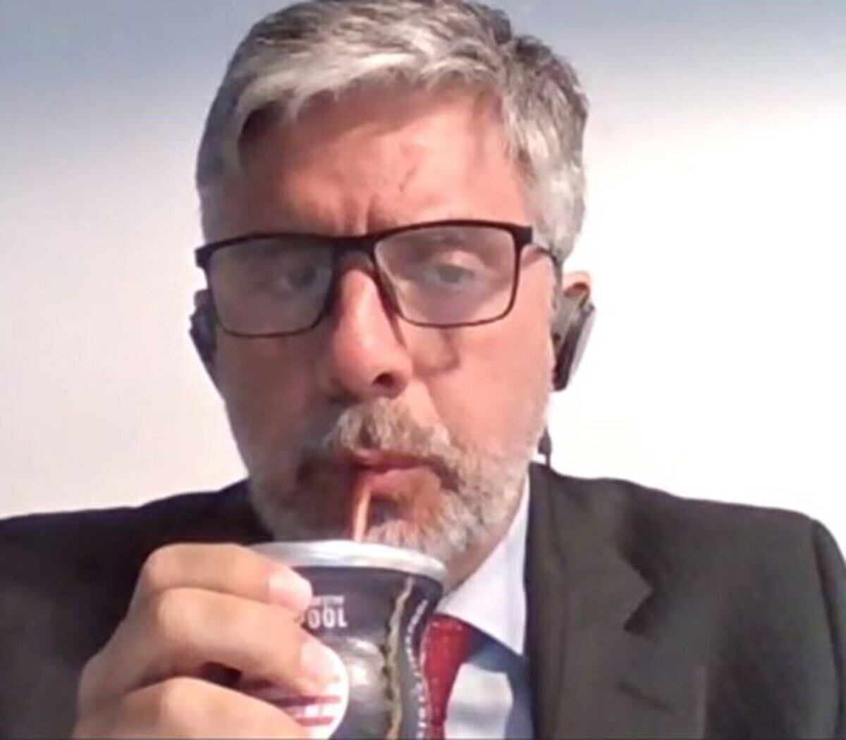 El juez Rodrigo Giménez Uriburu tomando mate con el logo del equipo Liverpool durante el juicio de la Causa Vialidad.