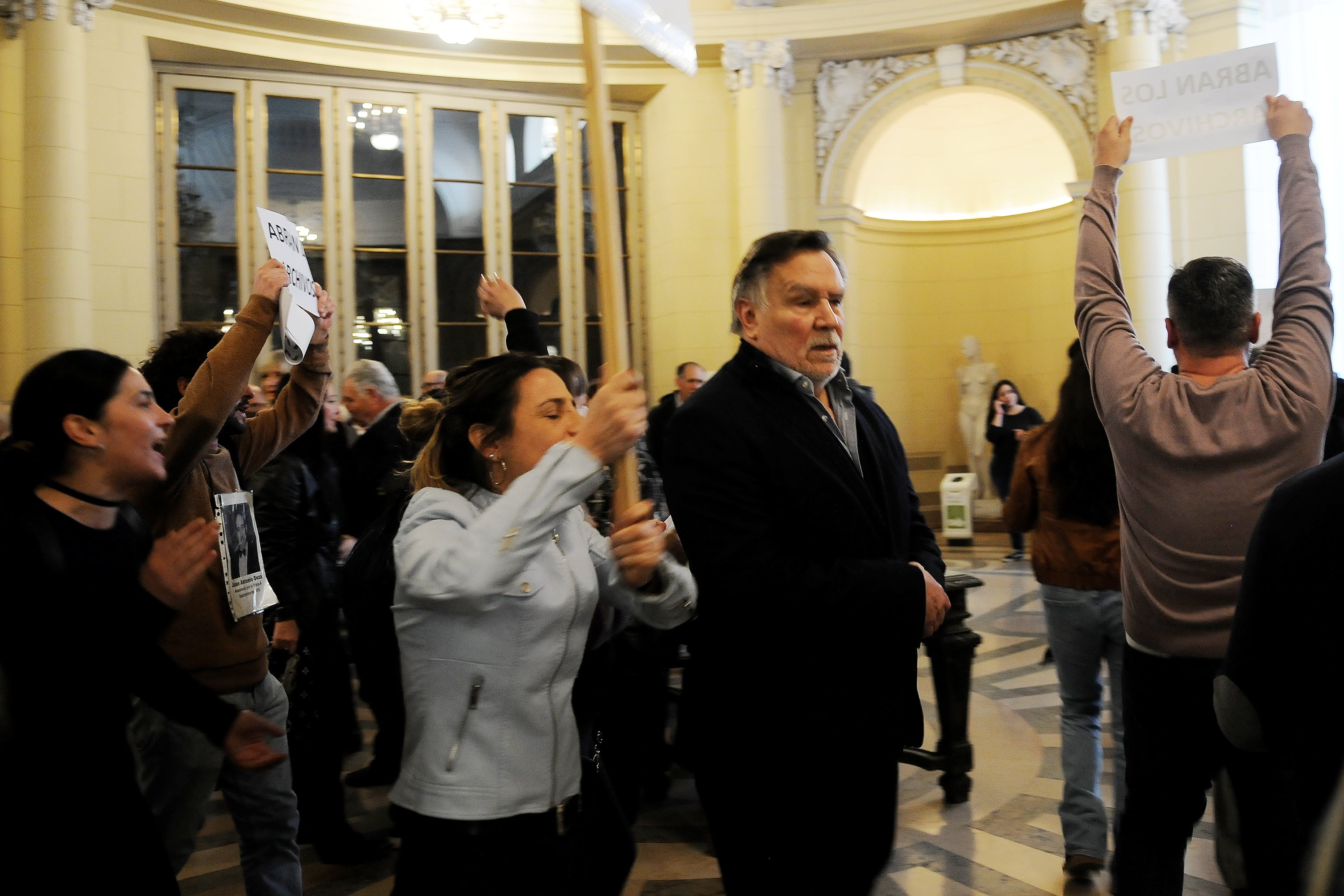 Militantes de derechos humanos repudian la presencia de José D’Angelo.