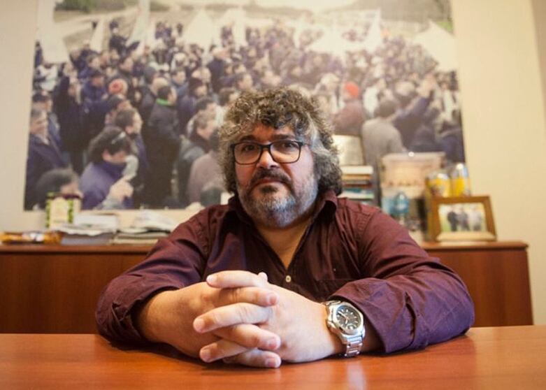 Daniel Yofra observa que los trabajadores están desanimados.