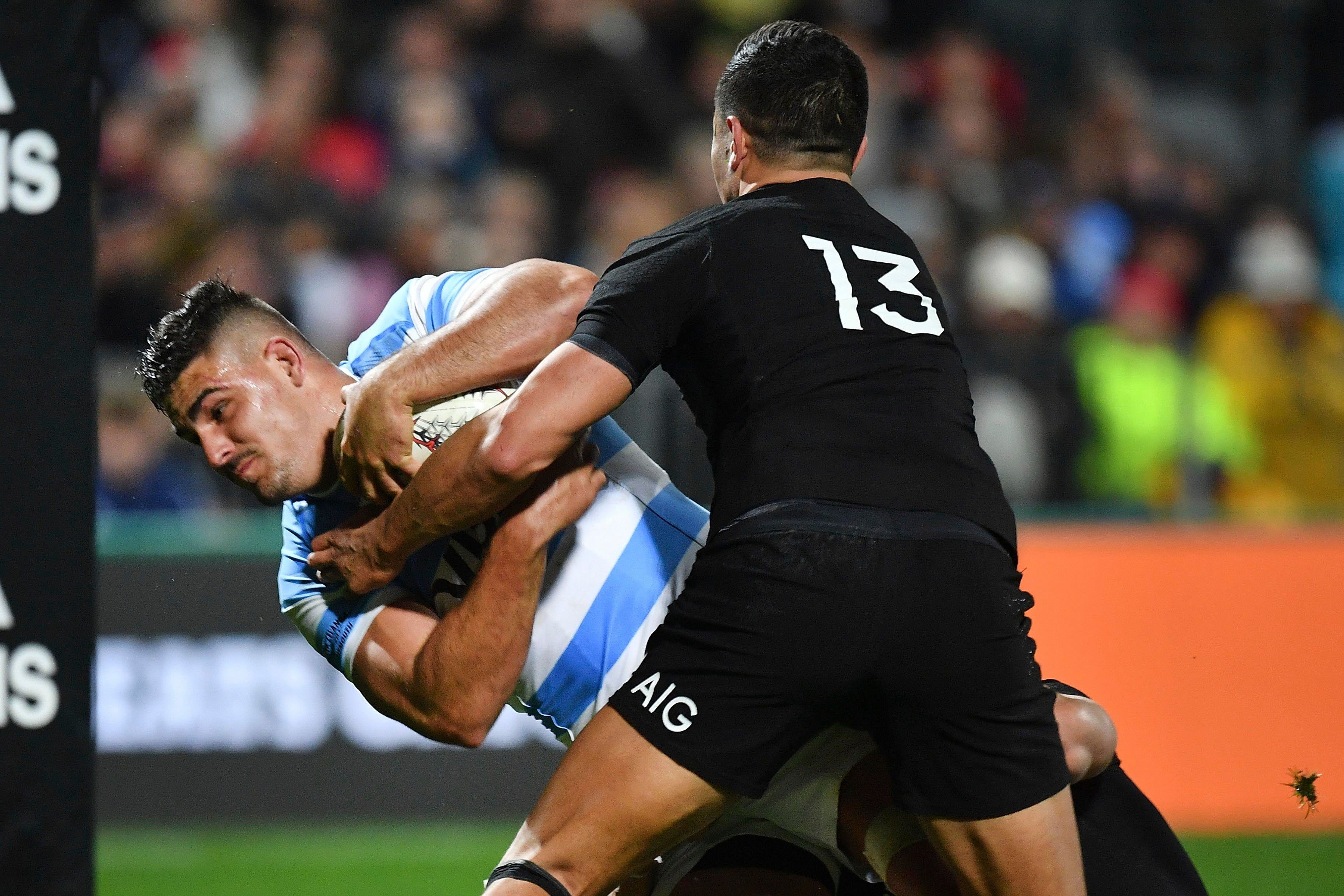 Matera, tackleado en un Pumas-All Blacks.