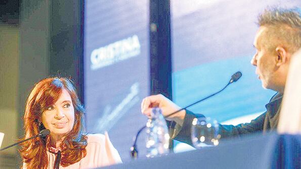 Cristina Kirchner conversó con el escritor Marcelo Figueras.